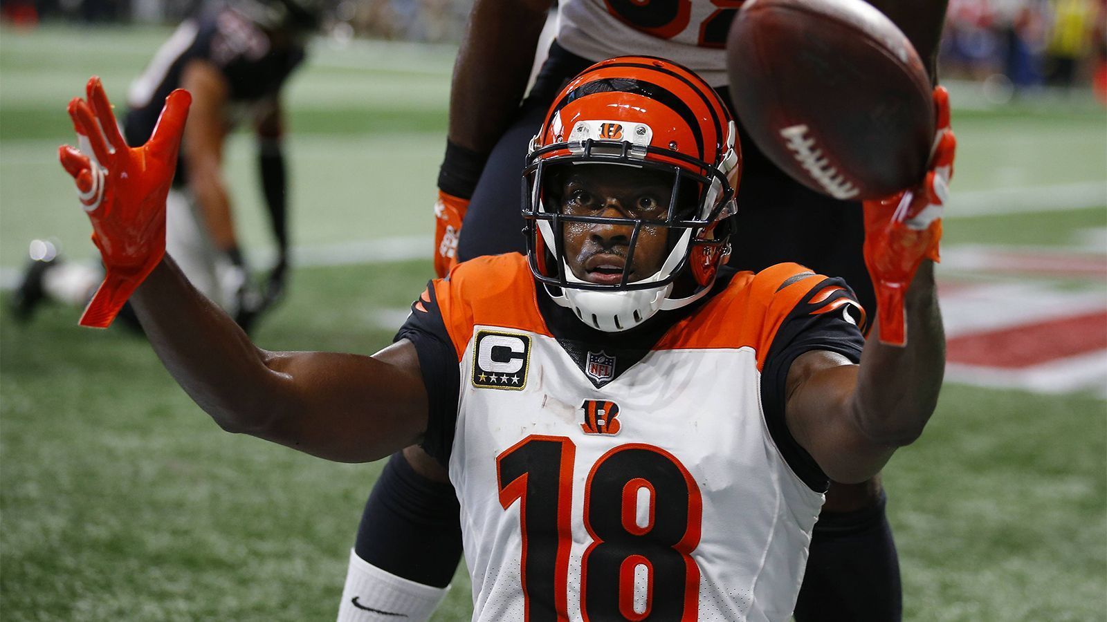 
                <strong>A.J. Green (Cincinnati Bengals)</strong><br>
                Wide Receiver A.J. Green überzeugte in jeder seiner acht Spielzeiten seiner NFL-Karriere. 2019 geht er in das letzte Jahr seines Vierjahresvertrags über 60 Millionen Dollar bei den Cincinnati Bengals. Die Franchise steht vor dem Scheideweg: Will man den siebenmaligen Pro Bowler, der im Juli 31 Jahre alt wird, zu einem der bestbezahlten Receiver der Liga machen oder das Budget unter dem neuen Head Coach Tac Taylor an anderer Stelle verwenden? Die Bengals haben die Qual der Wahl.
              