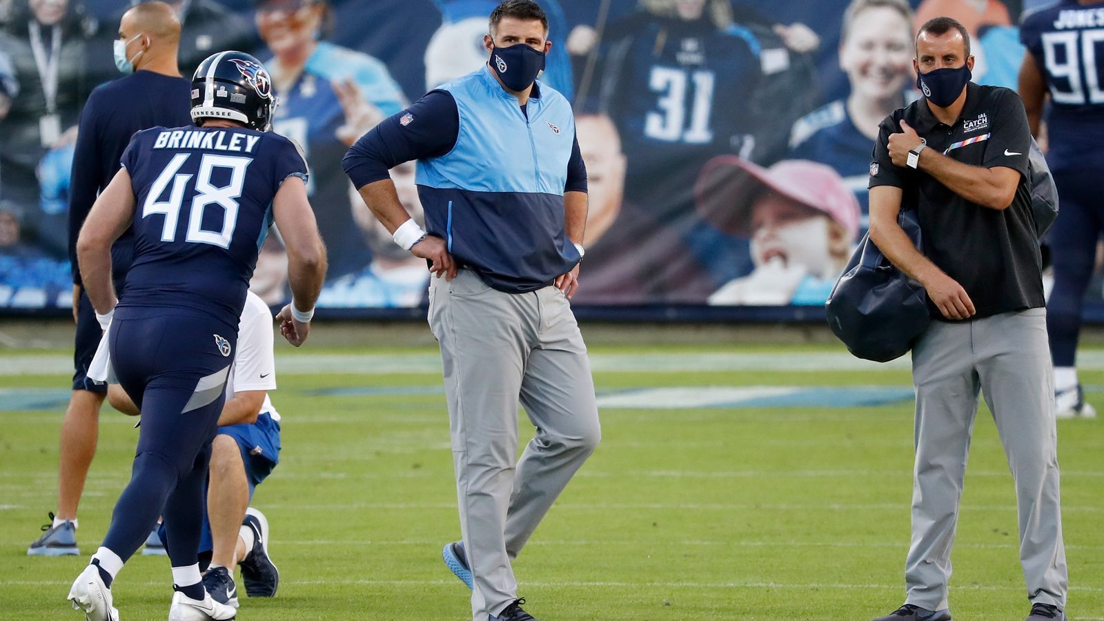 
                <strong>Gewinner: Mike Vrabel</strong><br>
                Die Tennessee Titans haben harte Wochen hinter sich: 24 Personen aus dem Spieler- und Betreuerstab wurden zuletzt positiv auf das Coronavirus getestet. Die Partie am vierten Spieltag wurde verlegt, ein normales Training war kaum möglich. Trotzdem gelang es Head Coach Mike Vrabel, sein Team gegen die bis dahin ungeschlagenen Buffalo Bills richtig einzustellen: Am Ende siegten die Titans klar mit 42:16 und sind damit weiter ungeschlagen. Und Vrabel zeigte sich dankbar: Er versprach nach dem Spiel allen, die zum Einsatz kamen, einen Game Ball. Egal ob Derrick Henry oder Special Teamer. Schöne Geste.
              