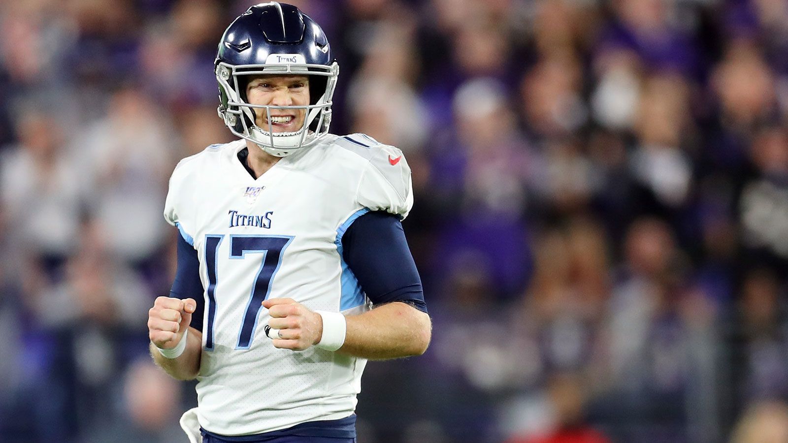 
                <strong>Tennessee Titans: Ryan Tannehill spielt auf MVP-Niveau</strong><br>
                Ryan Tannehill spielte schon in der vergangenen Saison herausragend und setzt in der laufenden Spielzeit nahtlos daran an. Tannehill agiert dabei extrem effizient: Seit 2019 hat er mit 8,95 Yards pro Passversuch den höchsten Schnitt aller Quarterbacks in dieser Kategorie - noch vor Russell Wilson oder Patrick Mahomes. Tannehill führt die Liga seit dem vergangenen Jahr zudem im Passer Rating an. Dabei kreiert Offensive Coordinator Arthur Smith Spielzüge, bei denen Tannehills Anspielstationen Yards nach dem Catch ermöglicht werden. So brillieren A.J. Brown und Jonnu Smith dank ihrer Athletik und ermöglichen der Offense regelmäßig "einfache" Yards. Das Laufspiel um Derrick Henry tut ihr Übriges, doch ohne das effiziente Passspiel würde diese Offense, auch mit Henry, nicht funktionieren.
              