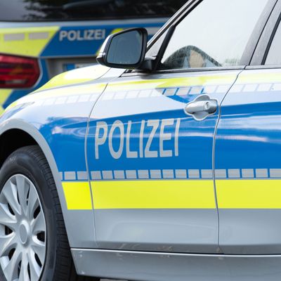 Ein Polizeiwagen auf der Straße