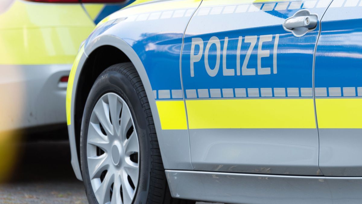 Ein Polizeiwagen auf der Straße