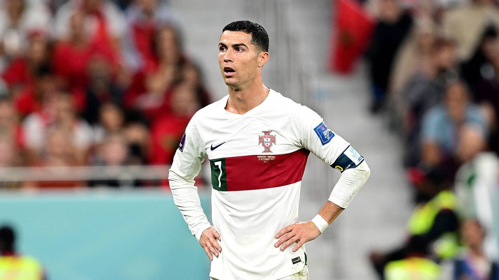 
                <strong>Al-Nassr - Termin für Medizincheck?</strong><br>
                Ein Wechsel von Cristiano Ronaldo zum saudi-arabischen Klub Al-Nassr scheint konkreter zu werden. Angeblich soll der portugiesische Superstar einen Termin zum Medizincheck erhalten, berichtete "CBS Sports". Die Online-Plattform bezieht sich auf eine Quelle aus dem Verein. Nach seinem Abgang von Manchester United ist der 37-Jährige ohne Verein und könnte sich ablösefrei Al-Nassr anschließen. 
              
