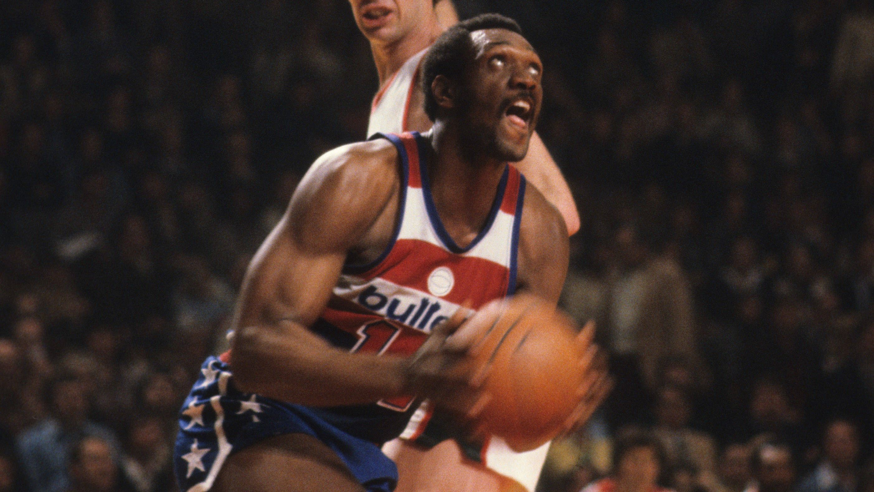 <strong>Washington Wizards</strong><br>Earl Monroe (10)<br>Elvin Hayes (Foto, 11)<br>Gus Johnson (25)<br>Wes Unseld (41)<br>Phil Chenier (45)