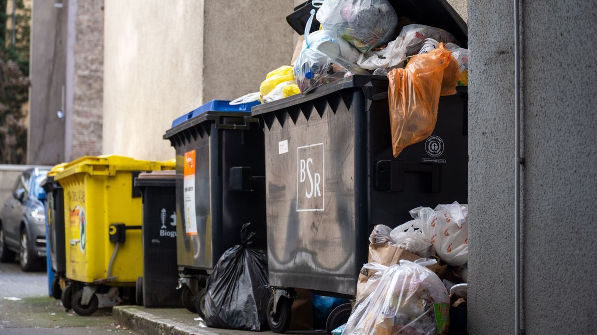 Kurz vor der dritten Verhandlungsrunde im Tarifstreit mit dem öffentlichen Dienst streikt die Berliner Stadtreinigung.