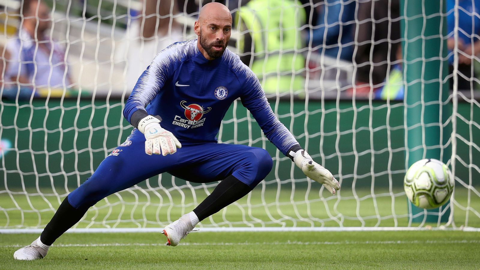 
                <strong>Willy Caballero (FC Chelsea)</strong><br>
                Von Romeros WM-Ausfall profitierte ein anderer Ersatzkeeper der Premier League bzw. hätte gerne davon profitiert: Willy Caballero. Der Backup von Chelsea konnte nämlich die unverhoffte Chance in Russland nicht nutzen, war ein Unsicherheitsfaktor der Argentinier. In England genießt der 36-Jährige jedoch als Ersatzkeeper immer noch einen guten Ruf. Bevor er 2017 zu Chelsea wechselte, gab er schon drei Jahre bei Manchester City den Backup-Schlussmann und verdrängte Joe Hart bzw. Nachfolger Claudio Bravo zwischenzeitlich sogar, bevor er nach London wechselte. Nach dem Abgang von Thibaut Courtois (Real Madrid), hat es Caballero neuerdings bei Chelsea mit dem Spanier Kepa Arrizabalaga als Konkurrenten zu tun.
              