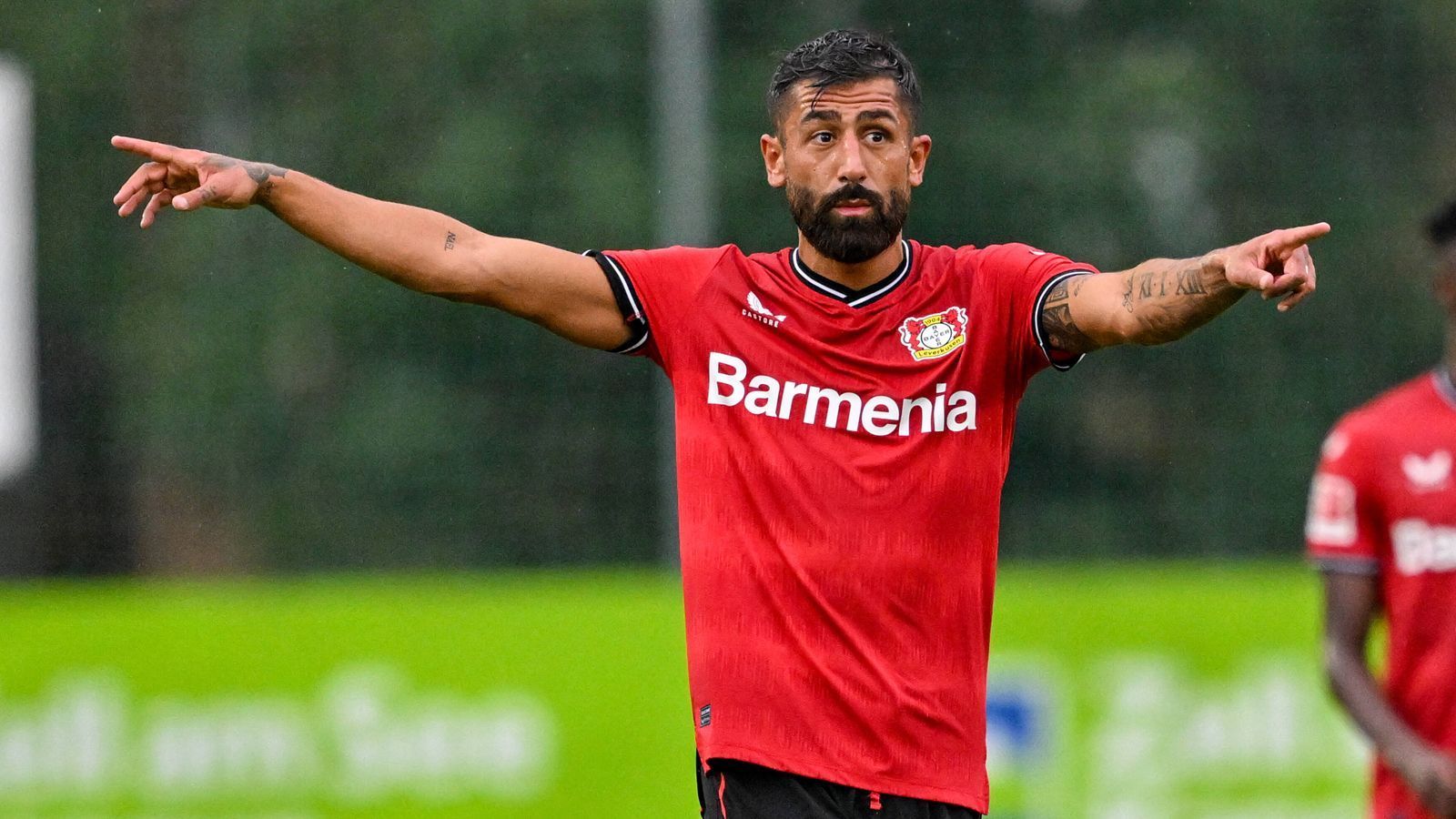 
                <strong>Bayer Leverkusen: Kerem Demirbay</strong><br>
                Der Mittelfeldspieler könnte vor allem in der Hinrunde den noch länger verletzten Florian Wirtz vertreten. Auch wenn in Adam Hlozek ein neuer Offensivspieler dazugestoßen ist, zeigte Kerem Demirbay in den Testspielen, dass er Kreativität ins Bayer-Spiel bringen kann.
              