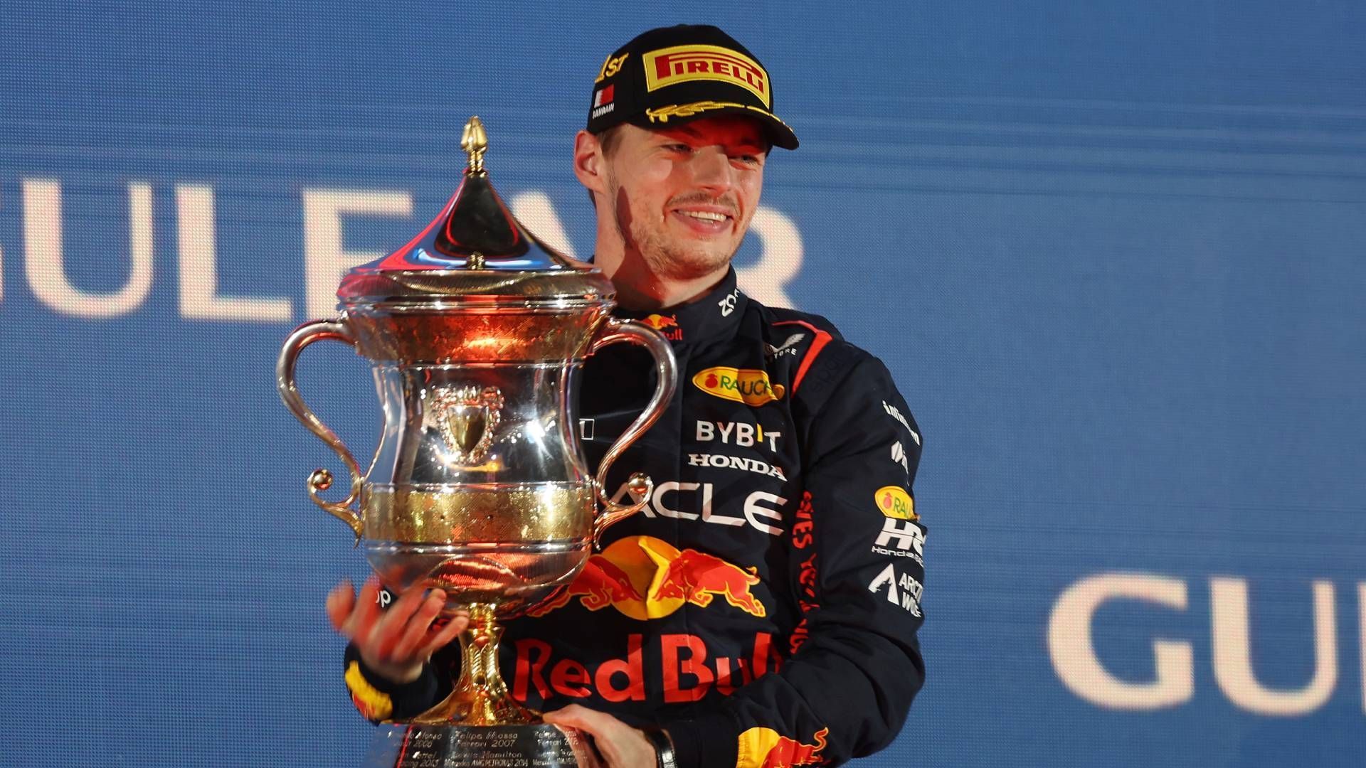 
                <strong>Auftaktrennen gewonnen: Ereilt Max Verstappen ein kurioser Fluch?</strong><br>
                In dominanter Manier hat Max Verstappen das Auftaktrennen zur Formel-1-Saison 2023 in Bahrain gewonnen. Der Red-Bull-Pilot war derart überlegen, dass die Konkurrenz ihm zum Teil bereits zum WM-Titel gratulierte. Doch ein Blick in die jüngste Vergangenheit zeigt: Ein Sieg zum Saisonauftakt ist keine gute Idee, um am Ende des Jahres Weltmeister zu werden. In den vergangenen sechs Saisons in Folge wurde der Auftaktsieger am Jahresende "nur" WM-Zweiter. Ein böses Omen also für Verstappen? ran blickt auf seine Vorgänger.
              