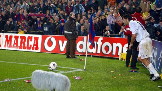 
                <strong>Luis Figo</strong><br>
                Luis Figo - vom FC Barcelona zu Real Madrid: Dieser Wechsel sorgte 2001 für mächtig Aufsehen. Luis Figo wechselte innerhalb Spaniens die Fronten, von Barca zu den Könglichen. Schnell erhielt er den Beinamen "Verräter". In Katalonien wünschten ihm die Fans alles Schlechte auf der Welt. Und so kam es, wie es kommen musste...
              