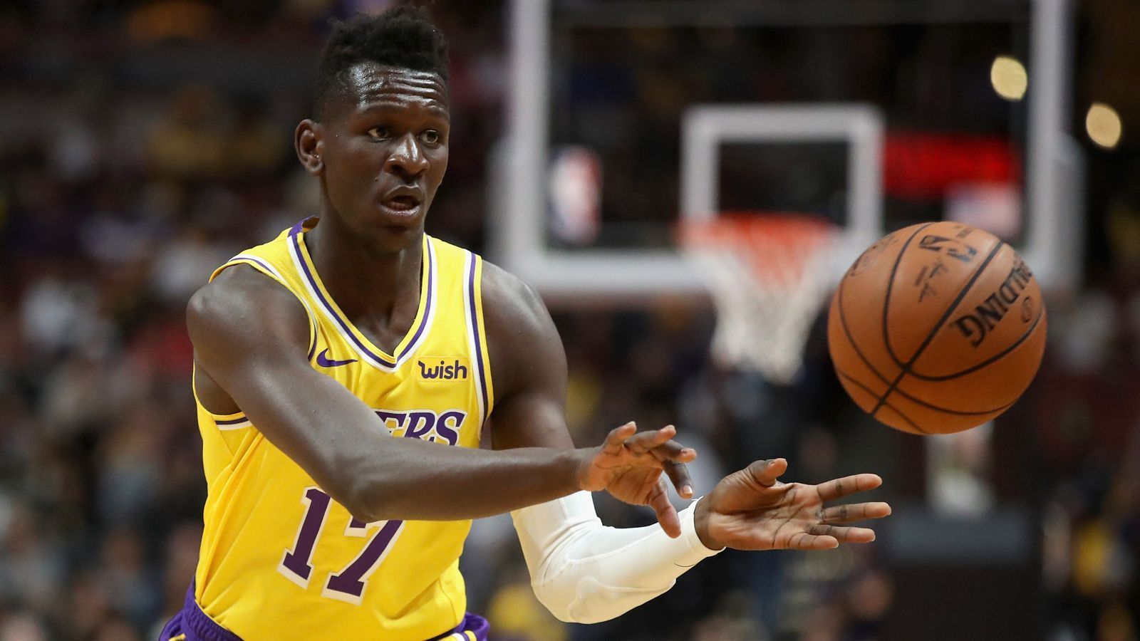 
                <strong>Auch Isaac Bonga ein Streichkandidat </strong><br>
                Isaac Bonga könnte L.A. ebenfalls verlassen. An Position 39 im Draft 2018 sicherten sich zunächst die Philadelphia 76ers die Dienste des Point Guards der Frankfurt Skyliner. Diese tradeten den Pick allerdings umgehend weiter nach LA. Bonga kam weniger häufig als sein Landsmann Wanger für die Lakers zum Einsatz. In 22 Partien sah er lediglich 5,5 Minuten Spielzeit. Die meiste Zeit verbrachte er beim Farmteam der LA Lakers in der G-League (Entwicklungsliga der NBA), den South Bay Lakers.
              