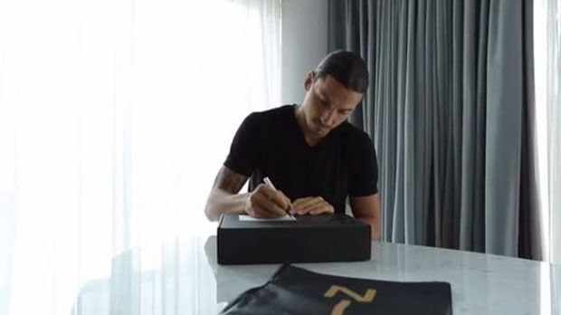 
                <strong>Ibrahimovic vs. Bravo</strong><br>
                Ibrahimovic vs. Bravo: Auf seinem Instagram-Profil postete Ibrahimovic ein kurzes Video, in dem er Trainingsklamotten für Bravo zusammenpackt. Kommentar: "Willkommen in Manchester. Hier sind ein paar Trainingsklamotten, die wirst du brauchen. Wir sehen uns am Samstag." Zugegeben, der Hass-Level ist in diesem Fall nicht ganz so hoch.
              