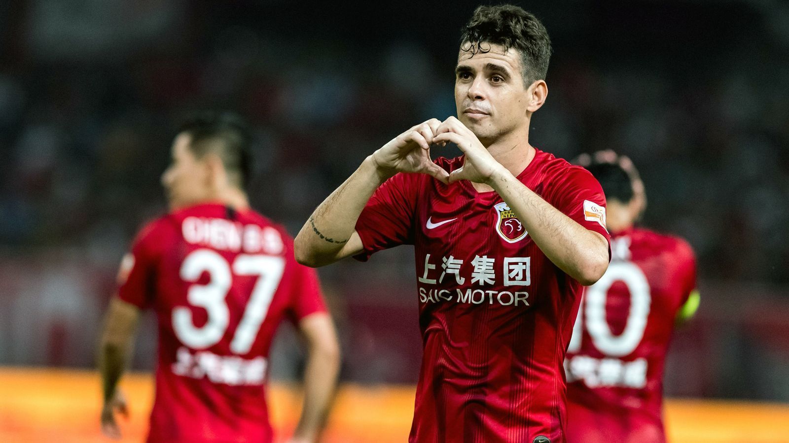 
                <strong>Oscar (Shanghai SIPG)</strong><br>
                Der bislang teuerste Neuzugang in Chinas Super-League-Historie ist der Brasilianer Oscar, für den Shanghai SIPG Anfang 2017 satte 60 Millionen Euro an den FC Chelsea überwiesen hatte. In der laufenden Saison ist der frühere Nationalspieler mit neun Vorlagen der ligaweit erfolgreichste Akteur in dieser Kategorie. Die Gesamtbilanz des 27-Jährigen in Fernost kann sich auch absolut sehen lassen. In 105 Spielen steuerte der Südamerikaner 33 Tore und 54 Vorlagen für Shanghai SIPG bei. Oscars Vertrag läuft noch bis Ende 2020.
              