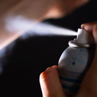 Deo aus einer Sprühdose wird auf die Haut eines Arms gesprüht. In den sozialen Netzwerken schlägt die sogenannte Deo-Challenge Wellen.