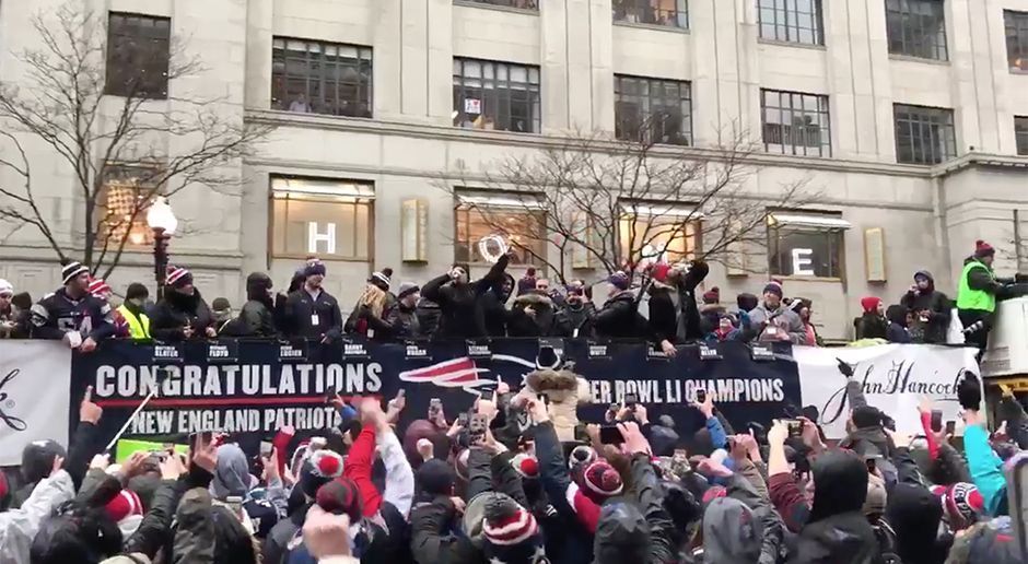 
                <strong>New England Patriots Super-Bowl-Parade</strong><br>
                Nach dem Mega-Comeback im Super Bowl LI genießen alle Pats-Spieler die Parade und gönnen sich die ein oder andere Dose Bier. 
              