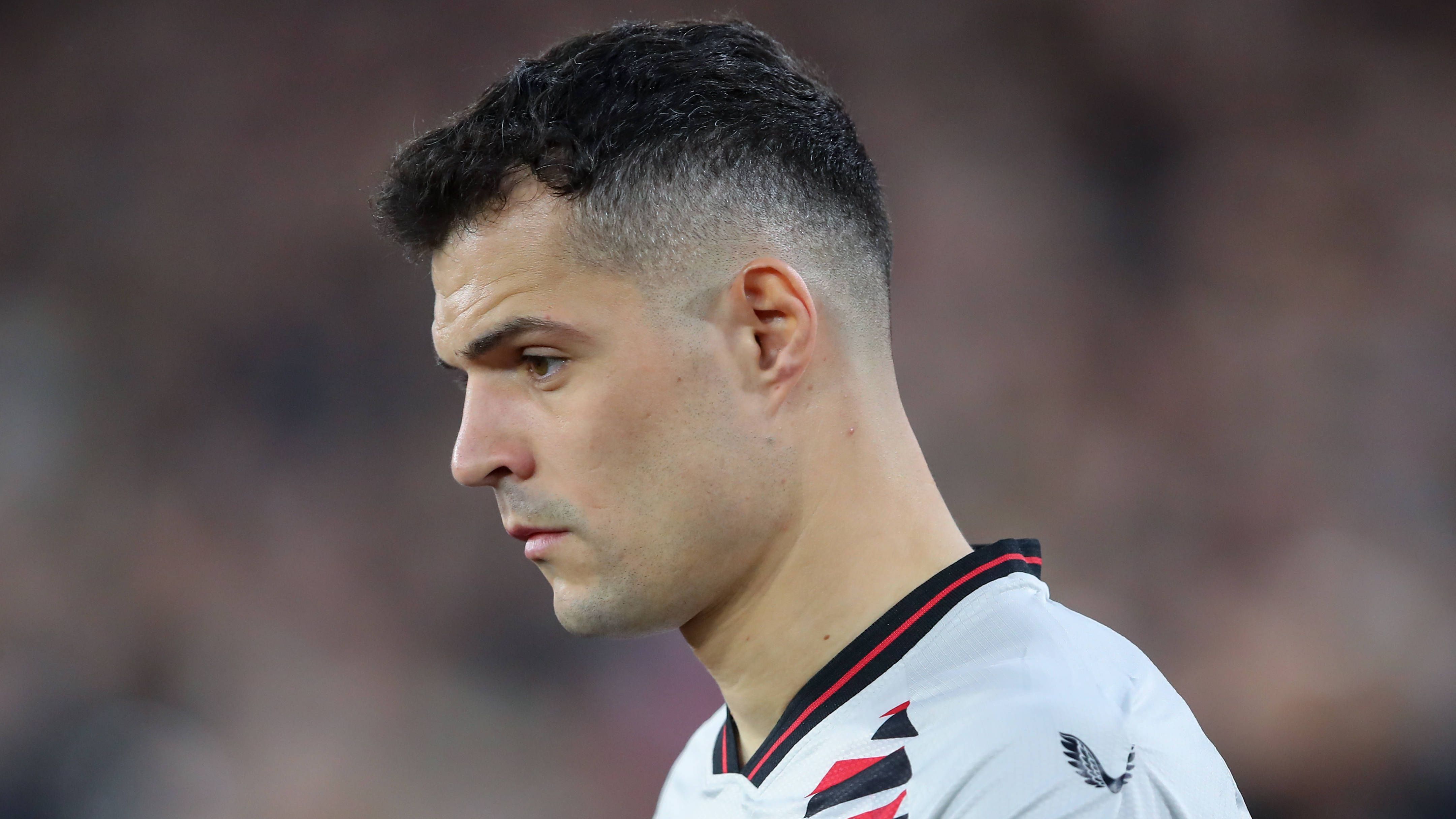 <strong>Granit Xhaka</strong><br> Sein Versuch, das Spiel in die Hand zu nehmen und zu ordnen, scheitert daran, dass seine Mitspieler nicht auf der Höhe zu sein scheinen. Xhaka ist dennoch einer der besseren Leverkusener, gewinnt einige wichtige Zweikämpfe im Zentrum. In der zweiten Halbzeit helfen ihm die personellen Veränderungen, das Geschehen besser zu lenken. <strong><em>ran</em></strong>-Note: 3.