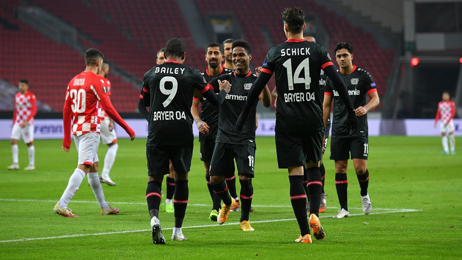 
                <strong>Bayer Leverkusen</strong><br>
                Wenn es bei der Werkself eine Schwachstelle im Kader gibt, dann ist es nach den Verletzungen von Santiago Arias und Lars Bender die Rechtsverteidigerposition. Diesbezüglich soll der Bundesligazweite bei Manchester United wegen Brandon Williams angefragt haben. Bremens Milot Rashica, im Sommer beinahe am Rhein gelandet, ist laut Sportdirektor Simon Rolfes kein Thema mehr, auch Abgänge wird es vermutlich nicht geben: "Wir geben im Winter nur jemanden ab, wenn es die Kadersituation hergibt."
              