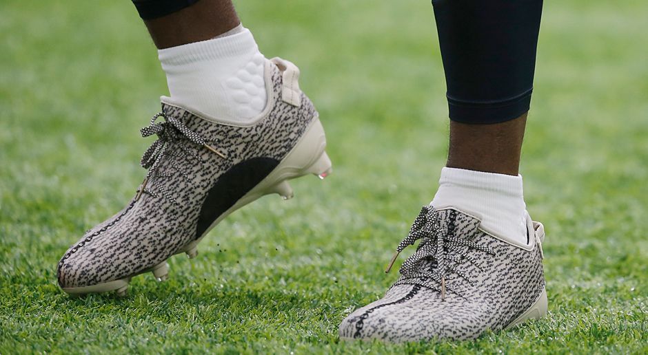
                <strong>DeAndre Hopkins</strong><br>
                In der NFL gibt es scharfe Richtlinien, was das Design der Kleidung und Schuhe angeht. Das hat nun auch Wide Receiver DeAndre Hopkins von den Houston Texans erfahren müssen. Der 24-Jährige trug in Week 1 gegen die Chicago Bears nämlich von Musik-Star Kanye West designte Schuhe. Die verstoßen allerdings gegen die Liga-Regeln. Das Resultat: 6000 Dollar Strafe.
              
