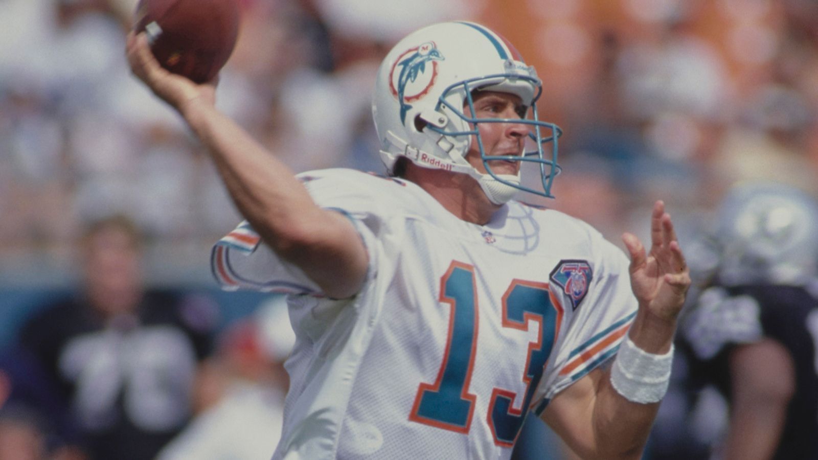 
                <strong>Platz 5 (geteilt): Dan Marino</strong><br>
                &#x2022; In der NFL: 1983-1999<br>&#x2022; Teams: Miami Dolphins<br>&#x2022; Super-Bowl-Siege: 0<br>
              