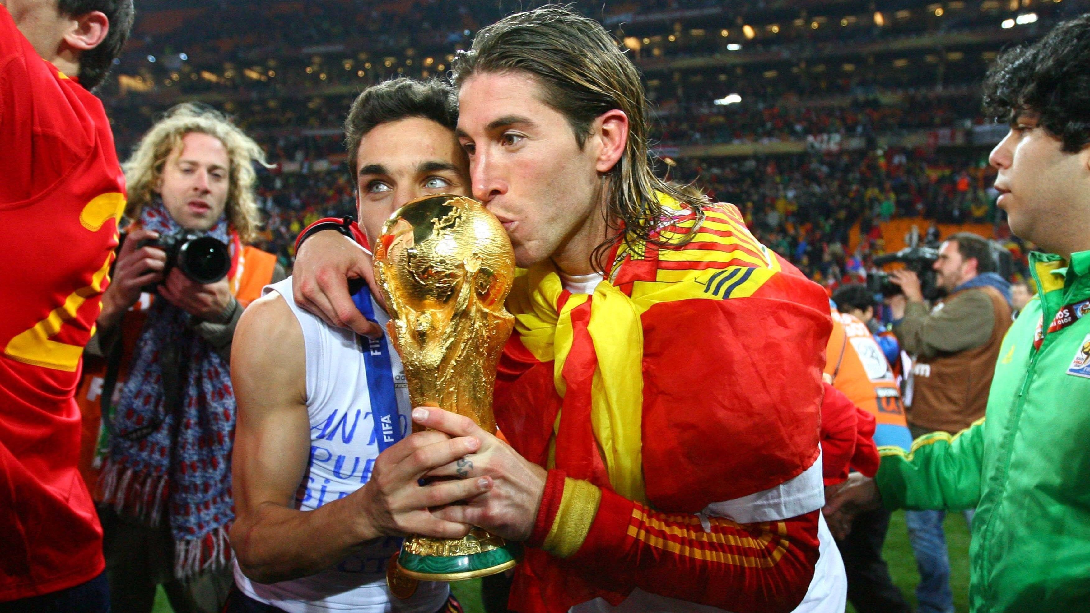 
                <strong>Sergio Ramos im Wandel</strong><br>
                Seinen größten Triumph mit Spanien, den Weltmeistertitel 2010, feierte Ramos aber noch mit langer Haarpracht. 
              