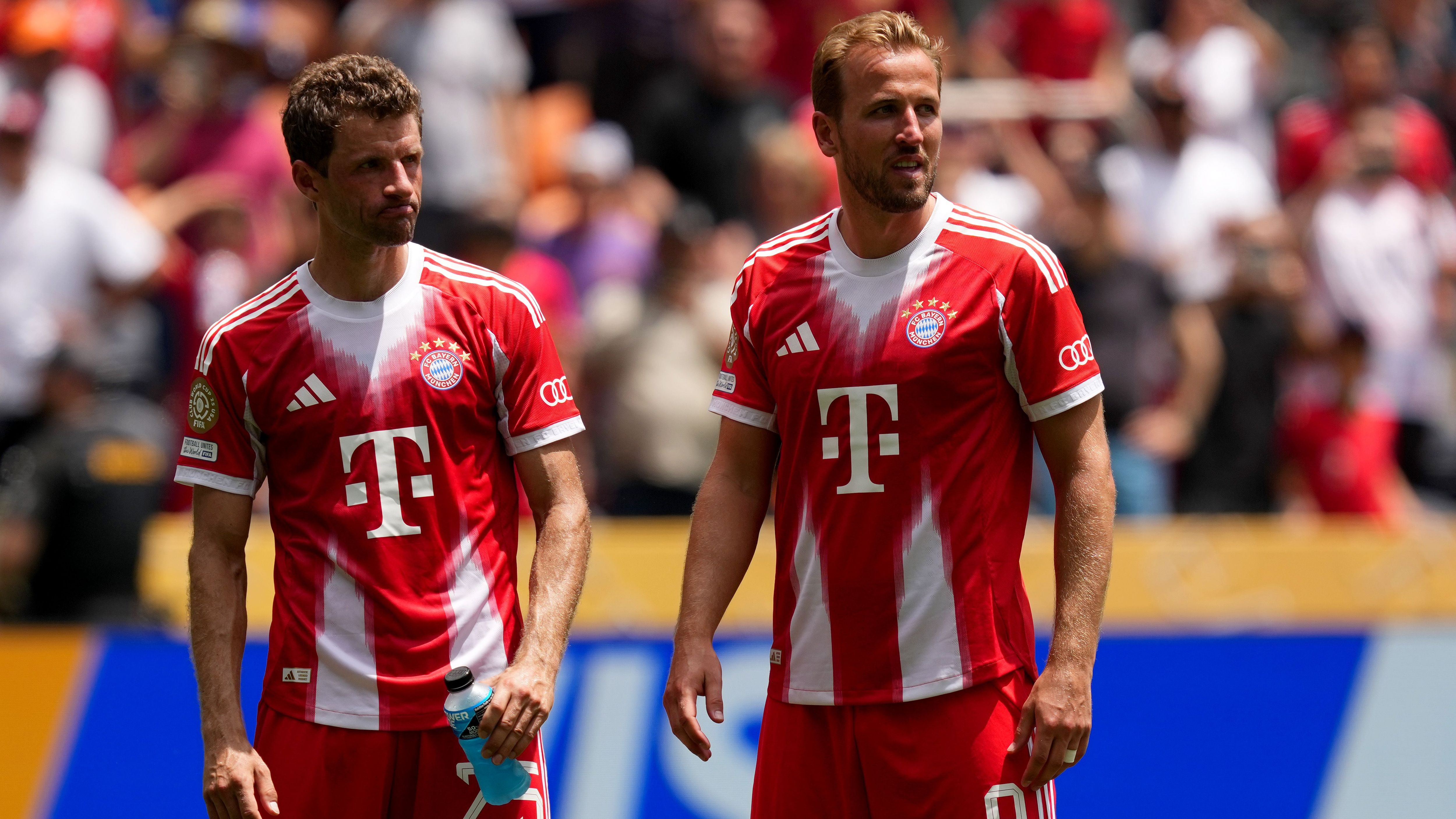 <em><strong>Top 10 der größten Trikot-Deals: FC Bayern klettert</strong><br>Der FC Bayern München <a href="https://www.ran.de/sports/fussball/bundesliga/news/fc-bayern-muenchen-rekord-deal-mit-trikot-sponsor-549336">verlängert mit dem Trikotsponsor Telekom</a> freut sich über einen Anstieg der jährlichen Einnahmen. Damit verlassen die Münchner den achten Platz im Ranking der dicksten Sponsoren-Deals für die jeweiligen Trikots und klettern hoch. Wir zeigen Euch die Top 10. (Quelle: Finance Football)<br><a data-li-document-ref="443207" href="https://www.ran.de/sports/fussball/fc-bayern-muenchen">FC Bayern München</a>&nbsp;am&nbsp;<a href="https://www.joyn.de/serien/ran-fussball-fifa-klub-wm?msockid=229027dc64ff6d9c05df31d165336c14&amp;utm_medium=referral&amp;utm_source=www.ran.de&amp;utm_campaign=joynlinkout&amp;utm_content=textlink_general_joyn">21. Juni gegen Boca Juniors, um 3:00 Uhr live in SAT.1, auf Joyn und ran</a></em>