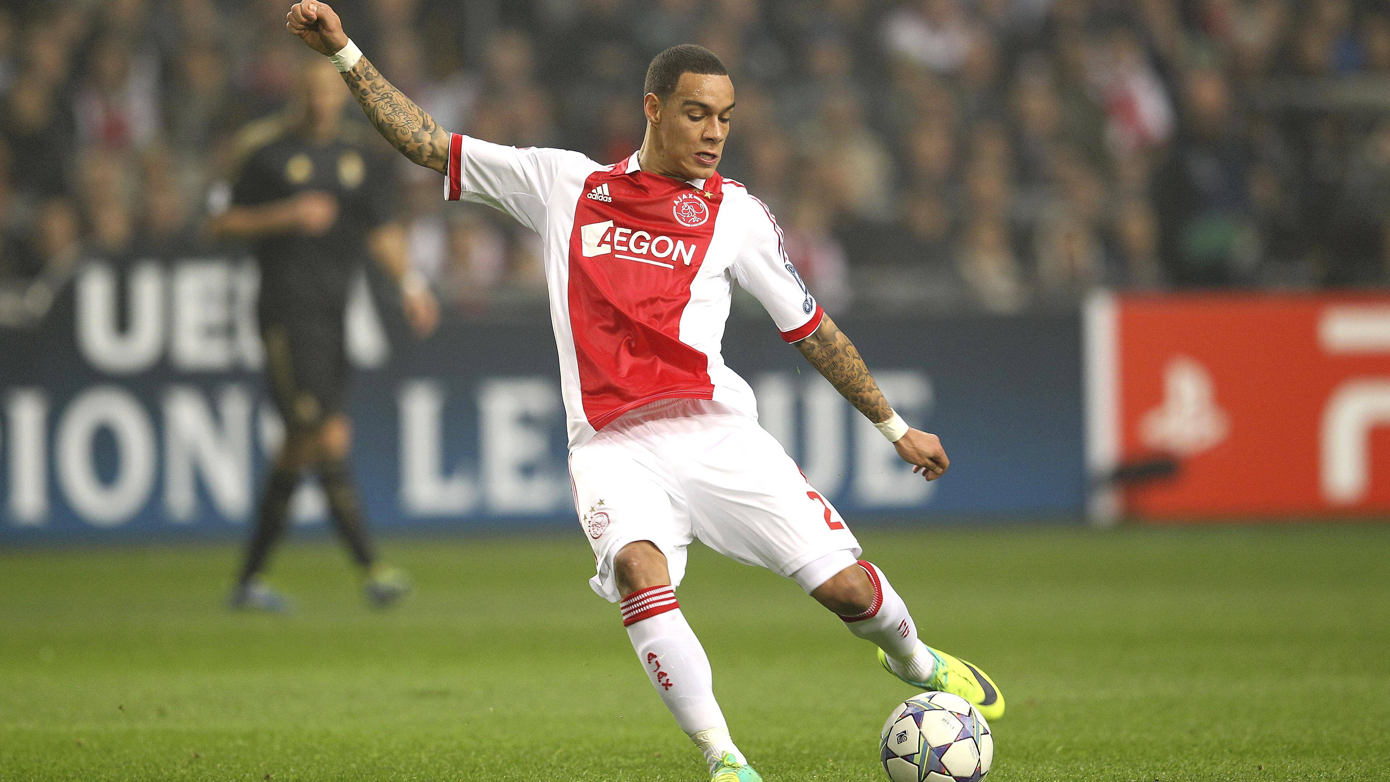 
                <strong>Durchbruch bei Ajax Amsterdam </strong><br>
                In der berüchtigten Jugendabteilung von Ajax Amsterdam schaffte der 1988 geborene Gregory van der Wiel seinen Durchbruch und stand ab der Saison 2006/07 im Profikader von Ajax. Bis 2012 absolvierte der Niederländer 190 Spiele für Ajax und kommt auf seiner Hauptposition als Rechtsverteidiger auf 30 direkte Tor-Beteiligungen.    
              