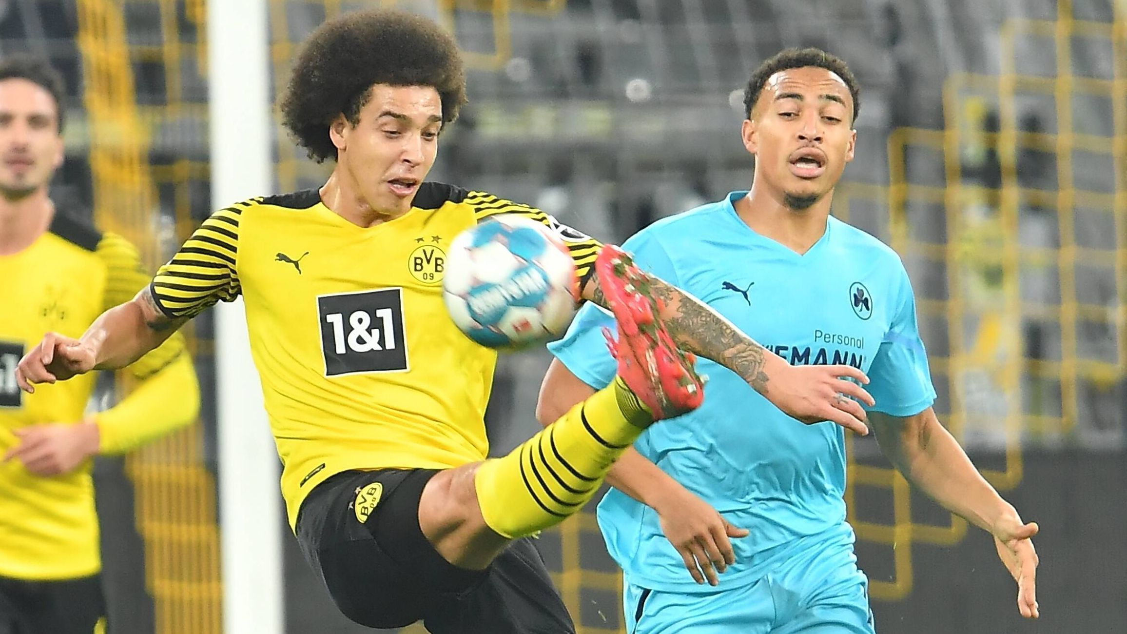 
                <strong>Axel Witsel</strong><br>
                Einer der schwächsten Dortmunder auf dem Platz. Verlangsamt das Spiel und ist nicht der Taktgeber, der er sein sollte. Verliert zu häufig den Ball. Leistet sich an der Strafraumgrenze ein unnötiges Foul, welches zum Freistoß führt. So etwas kann auch mal ins Auge gehen. Auch nach der Pause mit vielen Nachlässigkeiten. Insgesamt ein gebrauchter Abend. ran-Note: 5
              