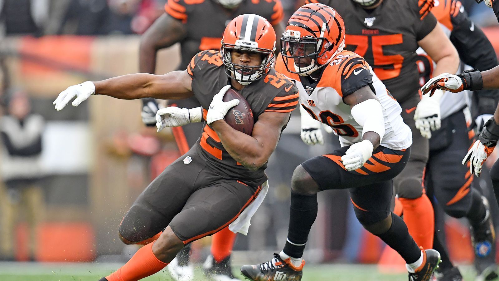 
                <strong>Running Back: Nick Chubb </strong><br>
                Die Rushing Offense gehört bereits den Browns, in der individuellen Kategorie wird ebenfalls auf Nick Chubb vertraut. In seinem zweiten Jahr führt er die NFL in Rushing-Yards an, im Fantasy Manager liefert er ebenfalls 13,7 Punkte im Schnitt. Gegen die Cardinals kann man ihm ein weiteres Spiel über 100 Yards auf jeden Fall zutrauen - auch wenn er sich die Snaps mit Kareem Hunt teilen muss. 
              