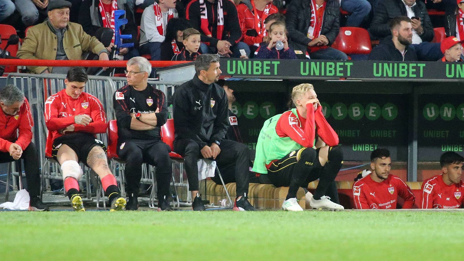 
                <strong>VfB Stuttgart kann sich nicht mehr retten</strong><br>
                Weltuntergangsstimmung dagegen im gegnerischen Lager. Zum zweiten Mal in drei Jahren steht für den VfB Stuttgart der bittere Gang in Liga zwei an. Nach dem 2:2 im Hinspiel in der vergangenen Woche konnte das Team von Interimstrainer Nico Willig auch im Rückspiel nicht gewinnen.
              