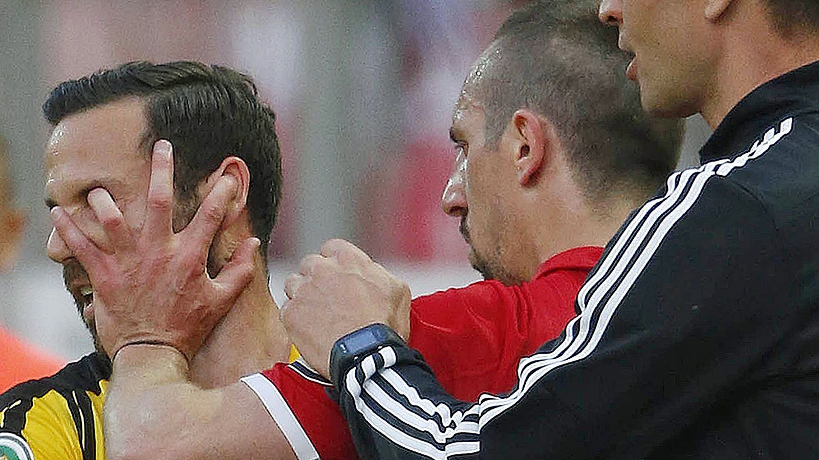 
                <strong>Ribery gegen Castro (2016)</strong><br>
                Erst im DFB-Pokal-Finale der Saison 2015/16 leistete sich der Mittelfeldspieler einen Aussetzer. Er griff BVB-Akteur Gonzalo Castro mit den Fingern ins Auge. Schiedsrichter Bastian Dankert stand direkt daneben. Trotzdem gab es nur Gelb für Ribery.
              