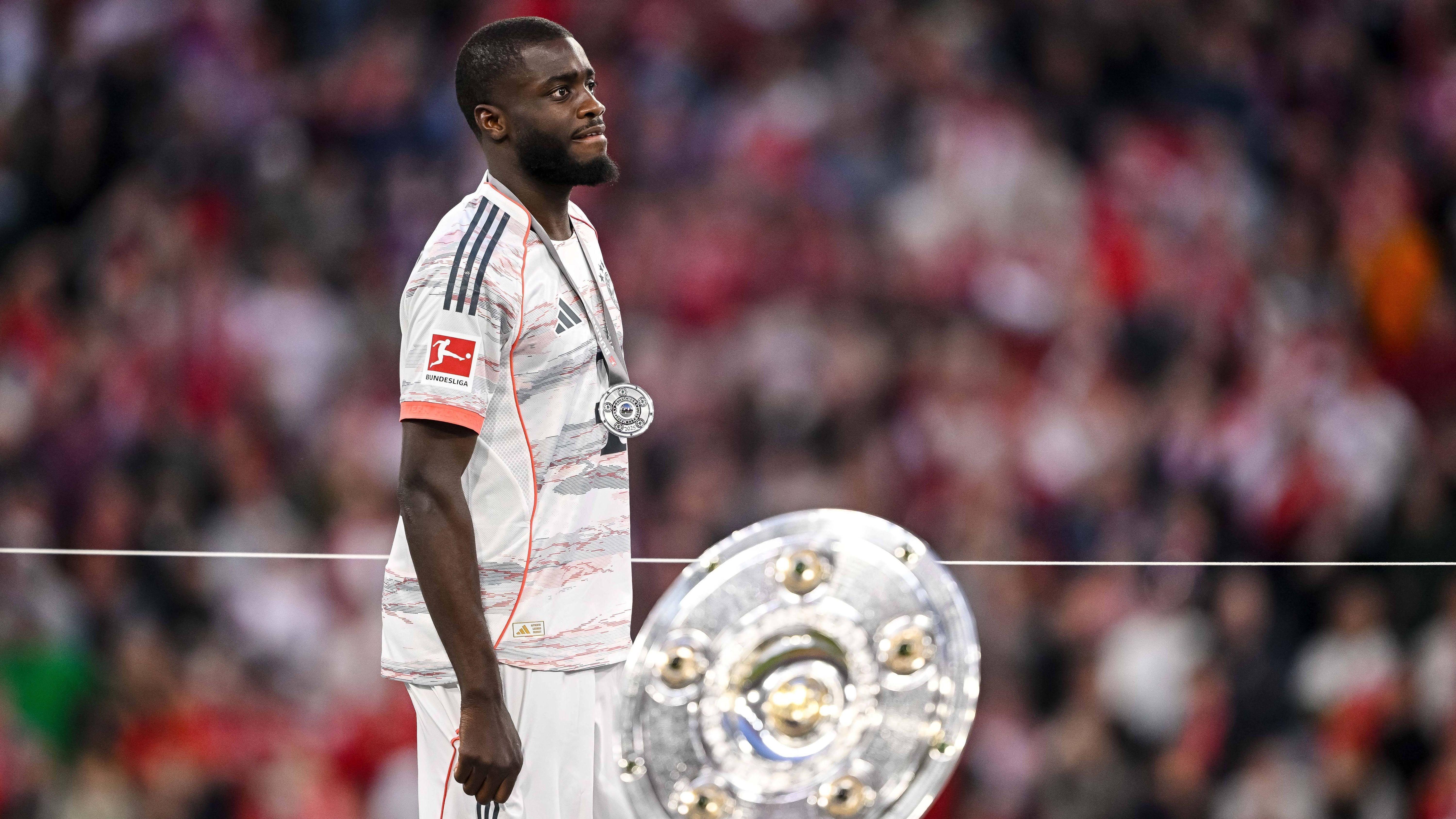 <em><strong>Dayot Upamecano (FC Bayern München)</strong><br>Eric Dier verlässt den FC Bayern, Min-jae Kim darf bei einem passenden Angebot gehen - und wann Hiroki Ito nach seiner Verletzung zurückkehrt, ist noch unklar. Und nun droht der Bayern-Abwehr wohl auch noch ein Abgang von Dayot Upamecano. Wie der "kicker" unter Berufung auf mehrere Quellen berichtet, hat der Verteidiger aktuell eine Verbindung mit Paris Saint-Germain ...</em>