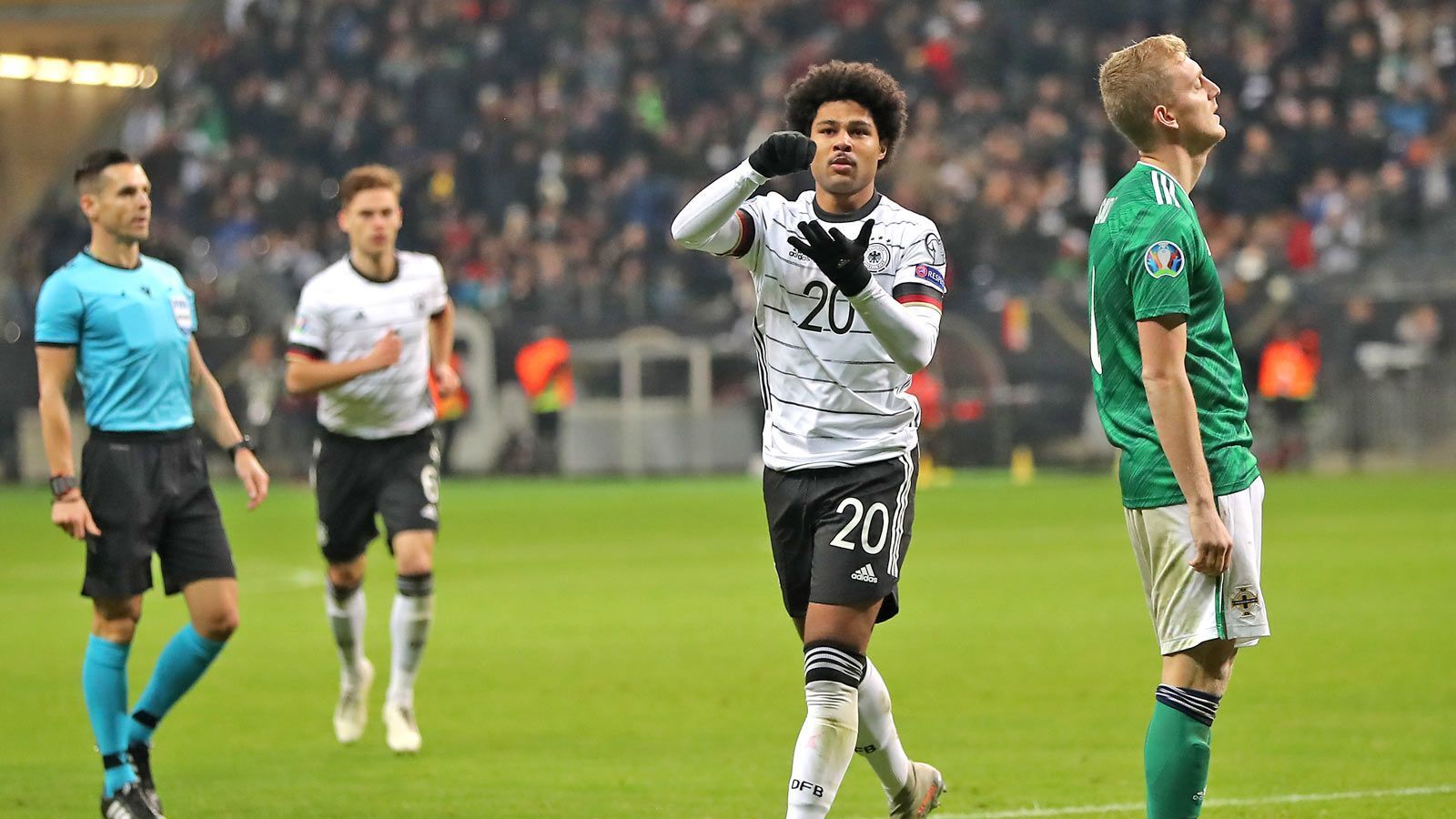 
                <strong>Gewinner: Serge Gnabry</strong><br>
                Hat sich zum absoluten Leistungsträger entwickelt. Acht Tore in der EM-Quali, insgesamt 13 Treffer in 13 Länderspielen. Von Löw daher eine Startelf-Garantie bekommen ("Gnabry spielt immer!"). Der Bayern-Star ist der einzig verlässliche Knipser in der DFB-Offensive.
              