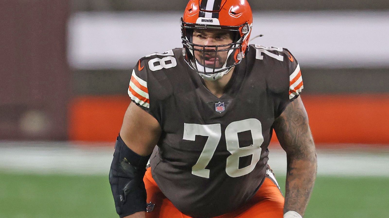 
                <strong>Right Tackle: Jack Conklin (Cleveland Browns)</strong><br>
                ... Right Tackle Jack Conklin. Beide verpassten kaum Snaps, beide blockten im Laufspiel Lücken frei, die so breit waren wie der Cuyahoga River in Ohio, und beide machten im Passspiel die Pforte zum Quarterback resoluter zu als jeder noch so harte Türsteher im angesagtesten Nachtclub Clevelands. Wenn ihr uns nach einem Wort für die O-Line der Browns fragt, dann wählen wir dieses: dominant.
              