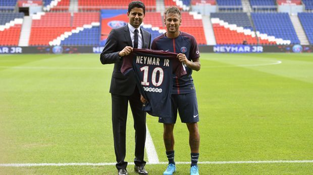 
                <strong>Neymar</strong><br>
                222 Millionen Euro blätterte Paris St. Germain für Neymar hin. Damit ist der 25-jährige Brasilianer der mit Abstand teuerste Spieler der Welt. Der Kapitän der Selecao unterschrieb einen Fünfjahresvertrag und soll das neue Aushängeschild des französischen Hauptstadt-Klubs sein. Standesgemäß bekam der Superstar dann auch gleich das Trikot mit der Nummer 10, das bei seinem Ex-Klub Barcelona Lionel Messi trug.
              