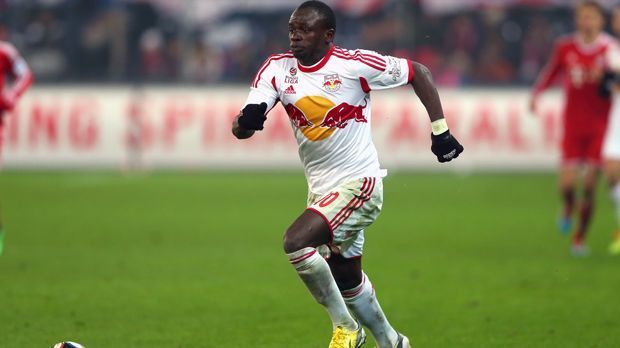 
                <strong>Linkes Mittelfeld - Sadio Mane</strong><br>
                Am selben Tag wie Kevin Kampl, dem 31. August 2012, wechselte Sadio Mane nach Salzburg. Der Senegalese kam aus Metz nach Österreich, soll vier Millionen Euro Ablöse gekostet haben. In den folgenden zwei Jahren verzückte der Flügelflitzer die Salzburg-Fans, glänzte auch bei einem 3:0-Testspielsieg gegen den FC Bayern und so war es nicht verwunderlich, dass Mane im Sommer 2014 in eine große Liga wechselte. Southampton bekam den Zuschlag, die Umstände des Transfers sind jedoch bis heute umstritten. Der Nationalspieler erstreikte sich den Wechsel quasi, blieb einfach einem Champions-League-Qualifikationsspiel der Salzburger fern. Mittlerweile läuft der 25-Jährige für Liverpool auf. Inklusive Weiterverkaufsbeteiligung soll Salzburg 24 Milllionen Euro Ablöse an Mane verdient haben.
              