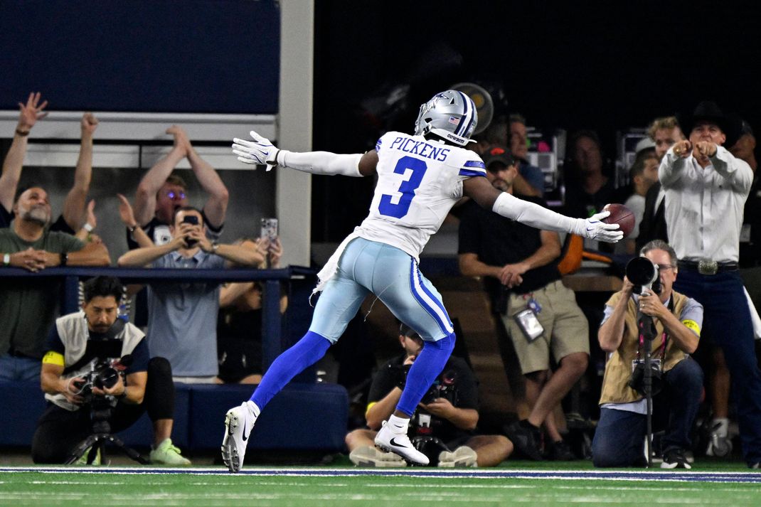 NFL, American Football Herren, USA Green Bay Packers at Dallas Cowboys Sep 28, 2025 Arlington, Texas, USA Dallas Cowboys wide receiver George Pickens 3 celebrates after scoring a touchdown against the Green Bay Packers in the fourth quarter at AT&T Stadium. Arlington AT&T Stadium Texas USA, EDITORIAL USE ONLY PUBLICATIONxINxGERxSUIxAUTxONLY Copyright: xJeromexMironx 20250928_lbm_an4_126