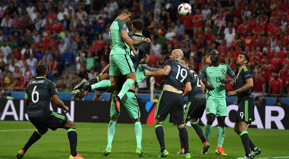 
                <strong>Kopfball-Tor zum 1:0</strong><br>
                Nach 50 Minuten platzt der Knoten: Nach einer Ecke setzt sich CR7 mit seiner Wahnsinns-Sprungkraft im Kopfball-Duell durch und netzt zum 1:0 ein. Damit leitet der Kapitän selbst den Erfolg ein.
              