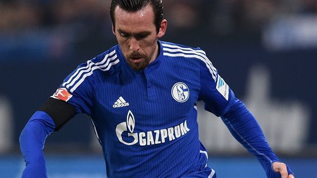 
                <strong>Christian Fuchs: ablösefrei </strong><br>
                Gleiches gilt für Christian Fuchs. Der Vertrag lief aus, Schalke wollte ihn nicht mehr - dann kam der ablösefreie Wechsel zu Leicester City. Dennoch: Insgesamt flossen in diesem Sommer bereits knapp 100 Millionen Euro von der Premier League in die Bundesliga.
              