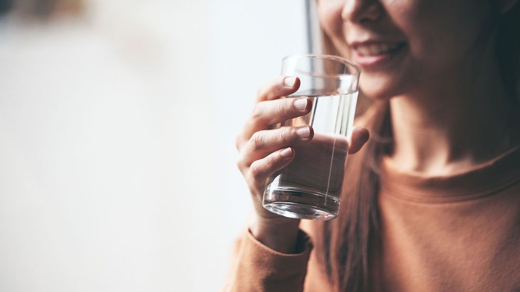 Unser Beauty-Hack Nummer eins: Viel Wasser trinken! So bekommt eure Haut auf ganz natürliche Weise viel Feuchtigkeit, wird straffer und beugt die Entstehung von altersbedingten Falten vor.