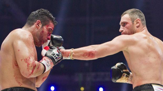 
                <strong>Vitali Klitschko</strong><br>
                Wladimirs Bruder Vitali verteidigte seinen WBC-Titel letztmals am 8. September 2012 im Alter von 41 Jahren erfolgreich gegen Manuel Charr. Im Sommer 2013 entschied er sich, seinen Weltmeistertitel des World Boxing Councils (WBC) niederzulegen. Fortan konzentrierte er sich auf seine politische Karriere. Klitschko ist Oberbürgermeister von Kiew.
              