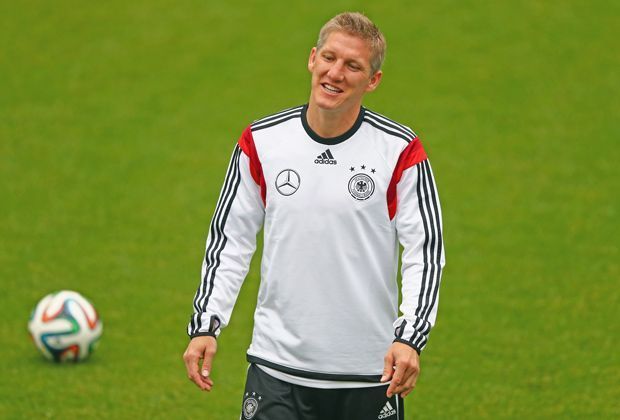 
                <strong>Bastian Schweinsteiger (Deutschland)</strong><br>
                Der Vizekapitän laboriert an einer Entzündung der Kniescheibensehne. Der Spieler selbst gibt während dem Trainingslager in Südtirol Entwarnung: "Es wird von Tag zu Tag besser. Aber man kann noch keine Prognose abgeben, wann ich wieder voll trainieren kann."
              