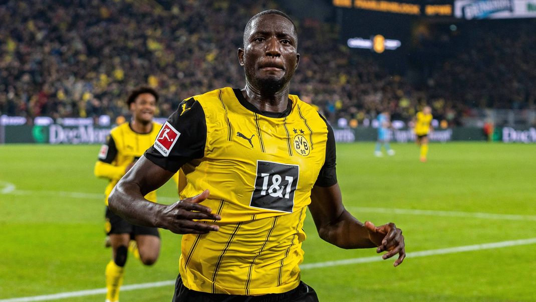 27.09.2024, Borussia Dortmund vs. VfL Bochum, 1. Bundesliga, 5. Spieltag Tor zum 3:2 von Serhou Guirassy (Borussia Dortmund, 9) Wichtiger Hinweis: Gemäß den Vorgaben der DFL Deutsche Fußball Liga und des DFB Deutsche Fußball Liga Der Bund ist es untersagt, im Stadion und/oder vom Spiel aufgenommene Fotos in Form von Sequenzbildern und/oder videoähnlichen Fotoserien zu verwenden *** 27.09.2024, Borussia Dortmund gegen VfL Bochum, 1. Bundesliga , Spieltag 5 Tor für 3 2 von Serhou Guirassy Borussia Dortmund, 9 Wichtiger Hinweis Gemäß den Bestimmungen der DFL Deutsche Fußball Liga bzw. des DFB Deutschen Fußballbundes ist es untersagt, im Stadion und/oder vom Spiel aufgenommene Fotos im Stadion zu verwenden Form von sequentiellen Bildern und/oder videoähnlichen Fotoserien Copyright: xBahhoxKarax