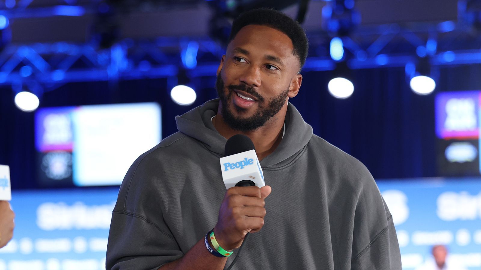 <strong>Myles Garrett (Cleveland Browns)</strong><br>Der 29-Jährige möchte die <a href="https://www.ran.de/sports/teams/te3056/kader?from=%2Fsports%2Famerican-football%2Fnfl%2Fteams">Cleveland Browns</a>&nbsp;verlassen, wie er in<a href="https://www.ran.de/sports/american-football/nfl/news/nfl-schock-fuer-cleveland-browns-star-verteidiger-myles-garrett-macht-trade-forderung-oeffentlich-493673"> einem offenen Brief</a> verkündete. Der sechsmalige Pro Bowler und Defensive Player des Jahres 2023 hat jedoch noch einen Vertrag bei der Franchise. Ein Deal wird also nicht günstig, zumal die Browns ihn nicht abgeben wollen. Offenbar sind die Washington Commanders trotzdem extrem interessiert am Defensive End. Wie "ESPN" jetzt berichtet, ruft das den Divisionsrivalen aus Philadelphia auf den Plan. Denn ...