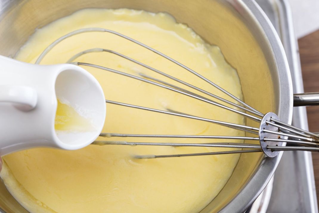 Die Zubereitung von Sauce Hollandaise ist eigentlich ganz einfach, aber etwas anders als bei anderen Soßen.