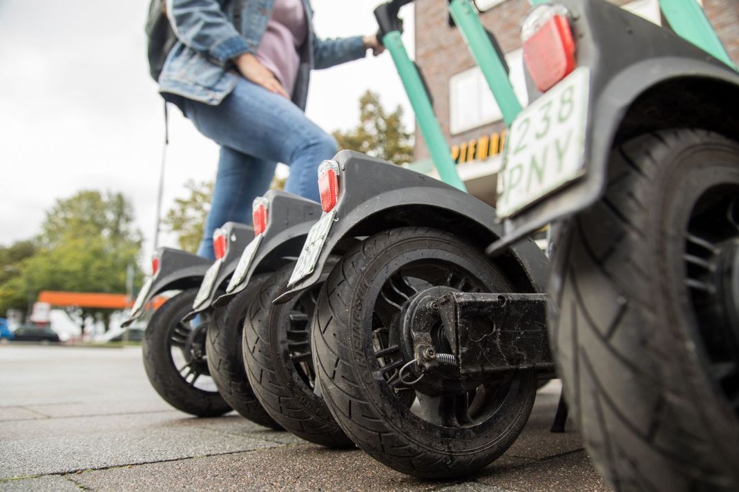 Bremslichter gehörten schon vorher zur Grundausstattung. Künftig sollen auch Blinker und Wechsel-Akkus dazukommen.