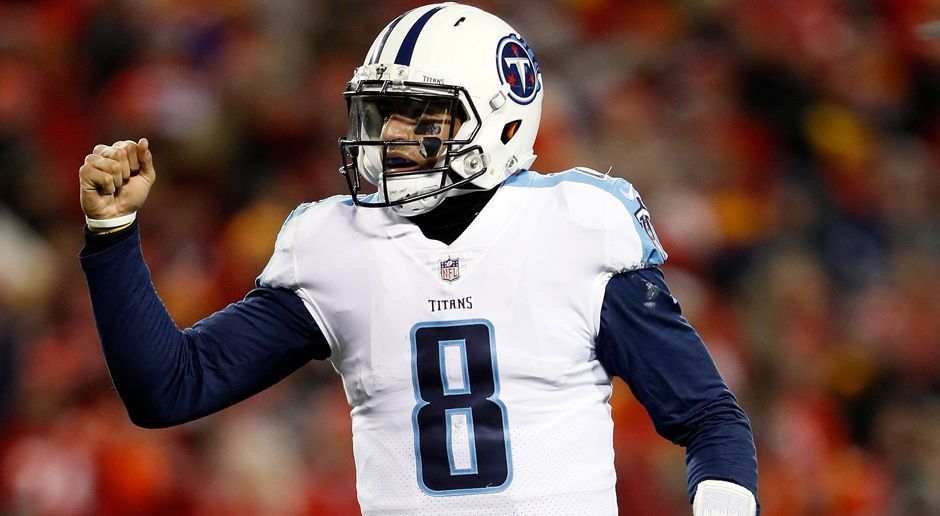 
                <strong>Marcus Mariota (Tennessee Titans)</strong><br>
                Auch in der Wild Card Round fielen Rekorde. Einen kuriosen erzielte Titans-Quarterback Marcus Mariota. Er fing gegen die Chiefs seinen eigenen zunächst von der Defense geblockten Pass und lief in die Endzone. Damit ist er nun der erste Spieler, der jemals in den Playoffs einen Touchdown-Pass auf sich selbst warf.
              