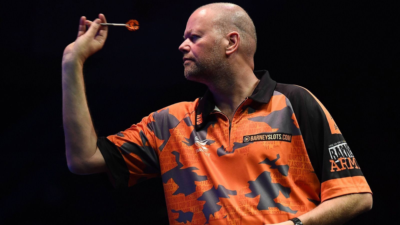 
                <strong>Raymond van Barneveld (Niederlande) </strong><br>
                Spitzname: BarneyProfi seit: 1987Weltrangliste Platz: 31Karrierende zum Jahreswechsel 2019/20Einlaufmusik: "Eye Of The Tiger" von SurvivorErfolge: PDC-WM: Welmeister 2007Premier League Darts: Sieger 2014Grand Slam of Darts: Sieger 2012Pro-Tour: 14x Sieger (4x 2006, 6x 2007, 1x 2011, 2x 2012, 1x 2013)
              