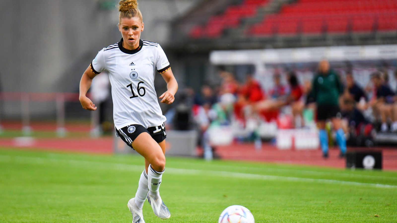
                <strong>Linda Dallmann</strong><br>
                Mit ihrer Dribbelstärke soll sie frische Impulse bringen. Passt sich in das starke Mannschaftsgefüge ein – ran Note: 3 
              