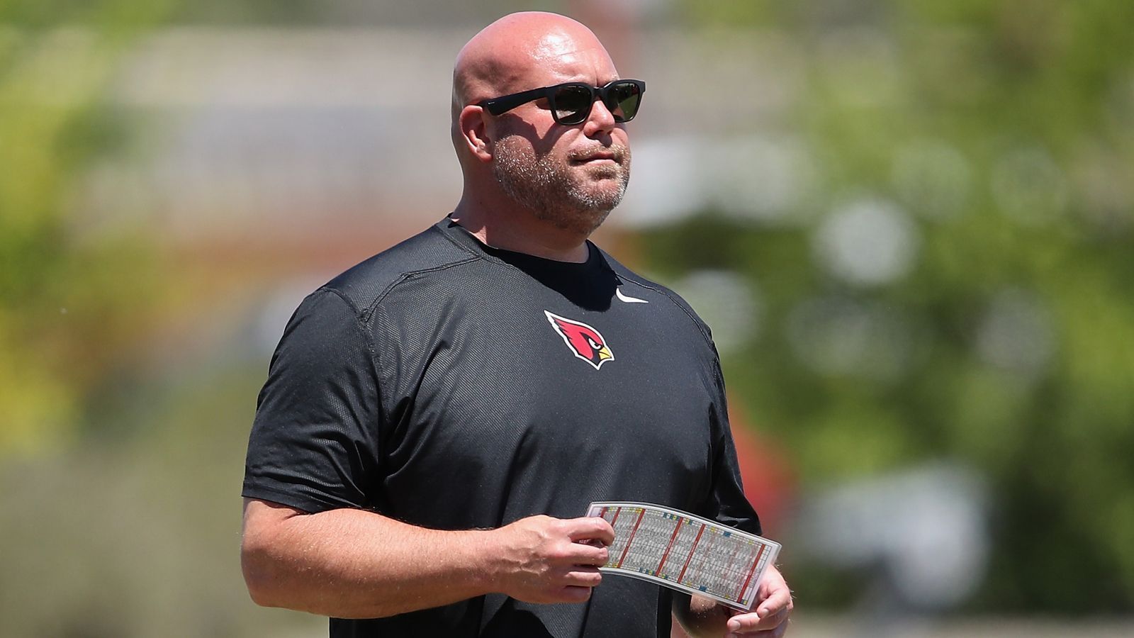 
                <strong>Gewinner: Steve Keim</strong><br>
                Hohes Risiko, hoher Gewinn lautete das Motto von Arizona Cardinals General Manager Steve Keim vor der Saison. Der 47-Jährige tradete Quarterback Josh Rosen zu den Miami Dolphins, holte mit Kliff Kingsbury einen jungen, unerfahrenen Head Coach und draftete Kyler Murray an erster Stelle im NFL-Draft. Nach anfänglichen Schwierigkeiten gewannen die "Cards" zwei der letzten drei Saisonspiele, unter anderem gegen die Seattle Seahawks.
              