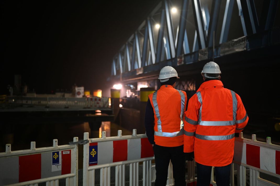 In der Nacht wurde das 145 Meter lange Mittelteil für die neue Friesenbrücke eingesetzt.