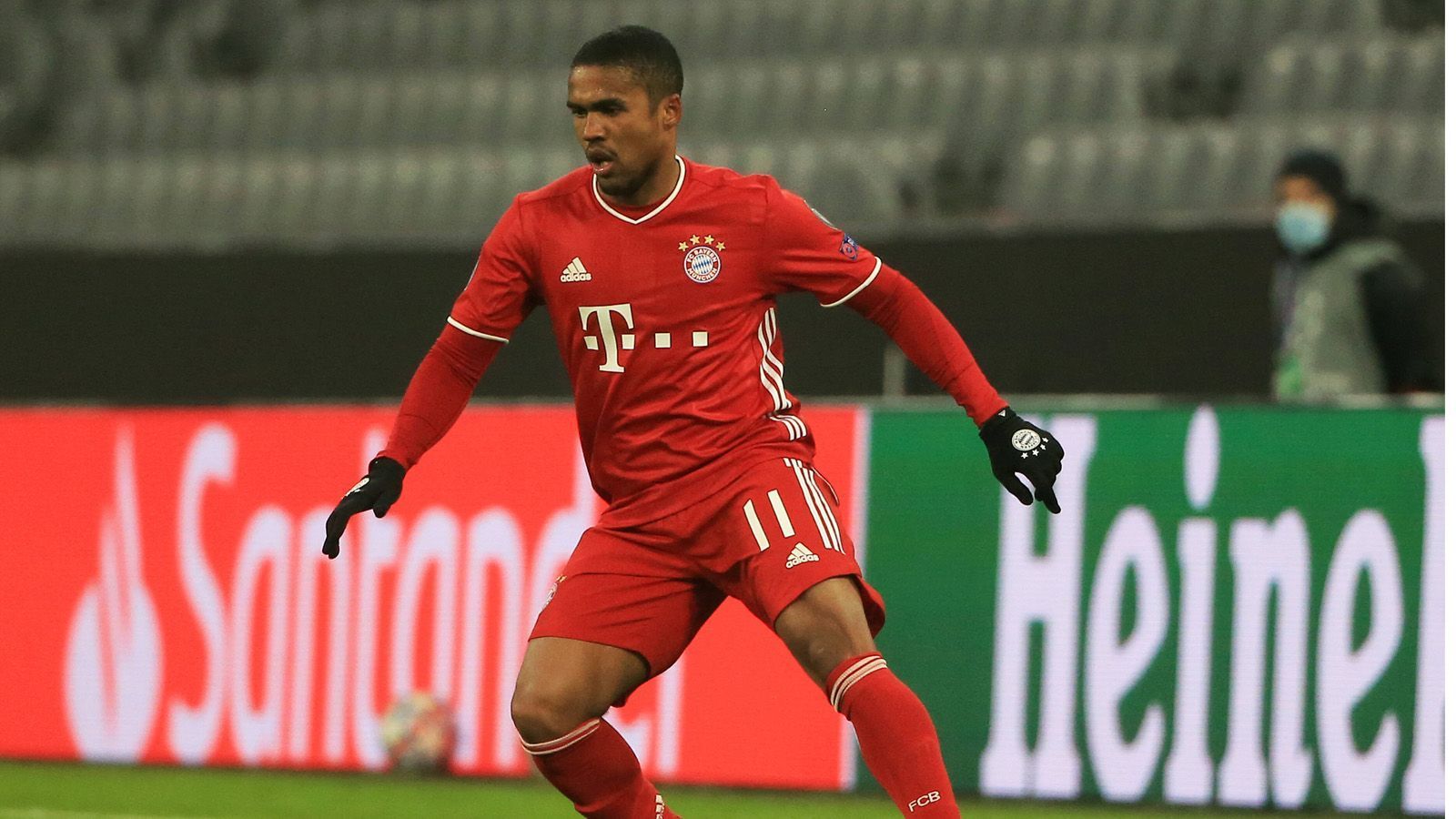 
                <strong>Douglas Costa</strong><br>
                In der 69. Minute für Coman eingewechselt. Belebt das Spiel nach vorne und belohnt sich selbst in der Schlussphase mit seinem ersten Treffer nach seiner Rückkehr nach München. In Robben-Manier zieht er nach innen und macht mit dem 3:1 den Deckel drauf. ran-Note: 2
              