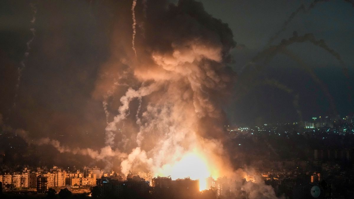 Flammen und Rauch steigen auf nach einem israelischen Luftangriff in Dahieh, Beirut, Libanon.